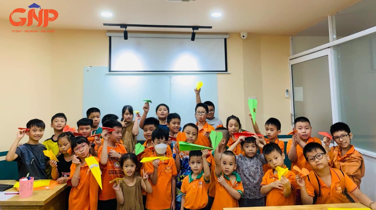 Trang bị cho học viên nền tảng Anh ngữ vững chắc, thế giới quan rộng mở, niềm say mê
học hỏi không ngừng và sẵn sàng khơi mở những giá trị toàn cầu ngay từ bước khởi đầu.
