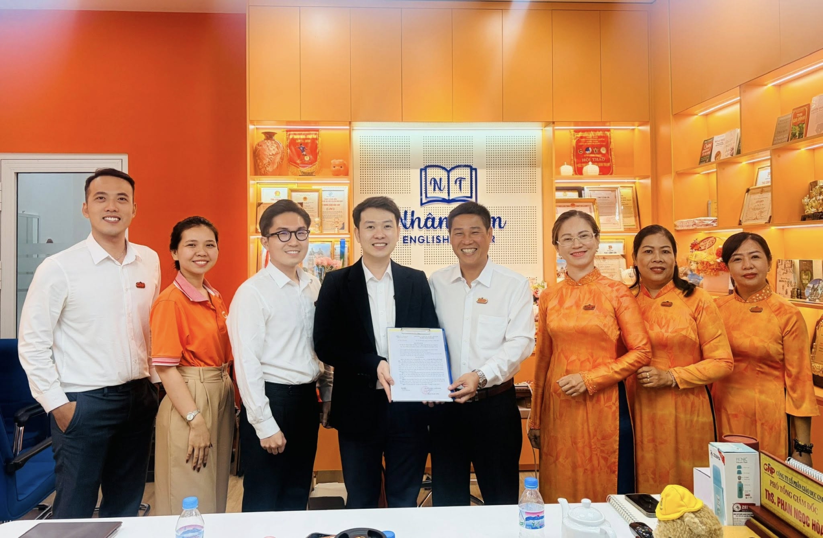 TRAO QUYẾT ĐỊNH BỔ NHIỆM NHÂN SỰ QUẢN LÝ TẠI CÔNG TY CỔ PHẦN GIÁO DỤC GNP