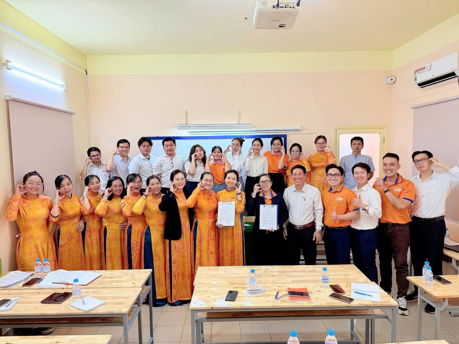  CÔNG TY CỔ PHẦN GIÁO DỤC GNP TRAO QUYẾT ĐỊNH BỔ NHIỆM LẠI TRƯỞNG BAN CÔNG TÁC XÃ HỘI VÀ BỔ NHIỆM TRƯỞNG PHÒNG HỌC THUẬT CÔNG TY 